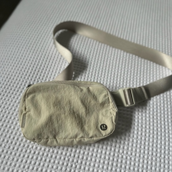 Lululemon Belt Bag in Opal - Picture 1 of 2